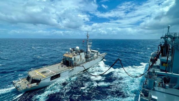 Le bâtiment ravitailleur (BRF) des forces Jacques Stosskopf effectue un ravitaillement à la mer avec la frégate de surveillance Germinal