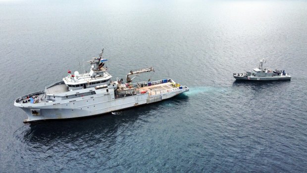 Le bâtiment de soutien et d’assistance métropolitain (BSAM) Loire et le patrouilleur croate Šolta
