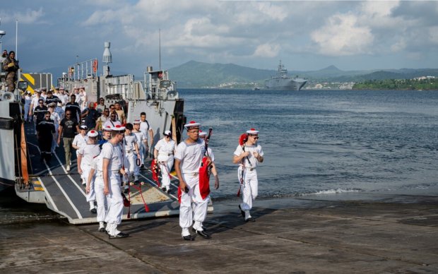 Le bagad de Lann-Bihoué à Mayotte