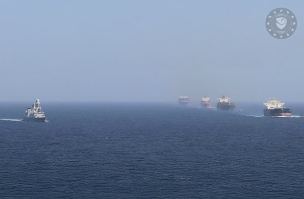 Les bâtiments de la mission Aspides assurent la protection de navires de commerce