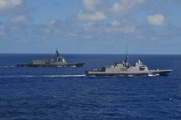 La frégate Bretagne et le destroyer japonais JS Haguro