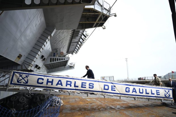 Le ministre Sébastien Lecornu embarque à bord du porte-avions Charles de Gaulle