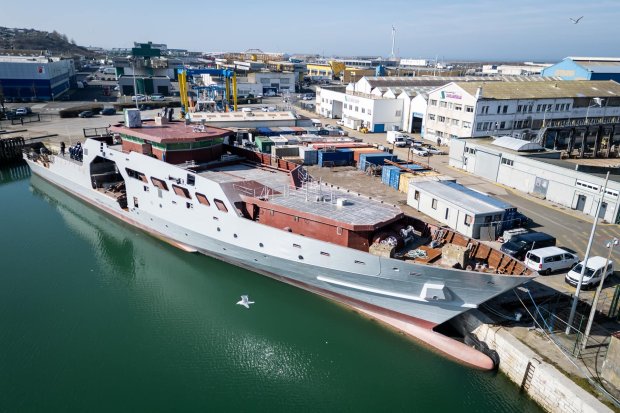 Le patrouilleur outre-mer (POM) Jean Tranape en achèvement à Boulogne-sur-Mer