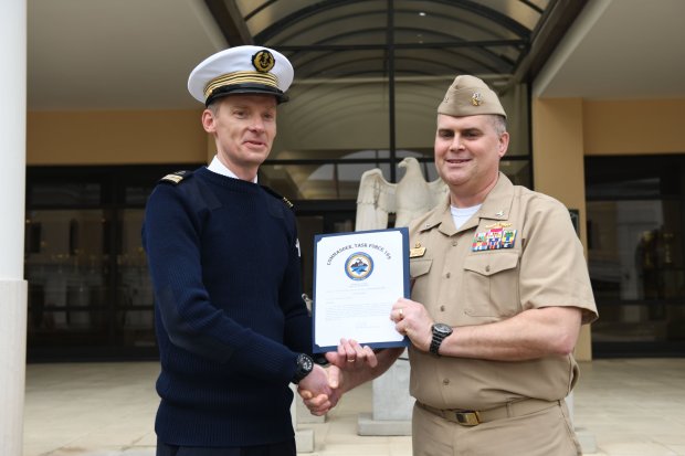 Le commandant de la Task Force 69 décerne une distinction au commandant de la frégate multi-missions FREMM Aquitaine