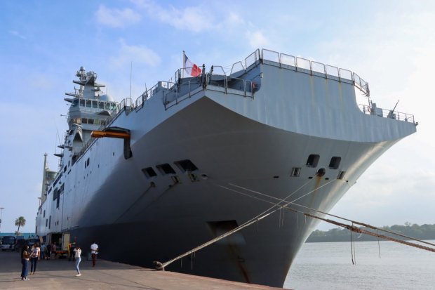 Le porte-hélicoptère Dixmude dans le port de Mombasa (Kénya)
