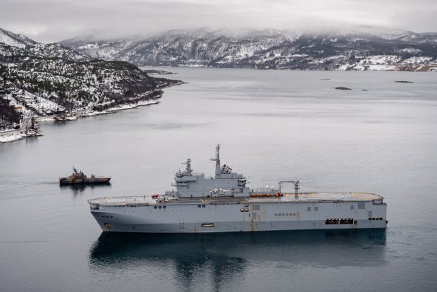 Le porte-hélicoptères Mistral dans un fjord de Norvège