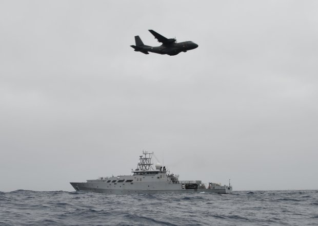Tarpon entre le POM Auguste Bénébig et un avion CASA de l’ET52 basé à Nouméa